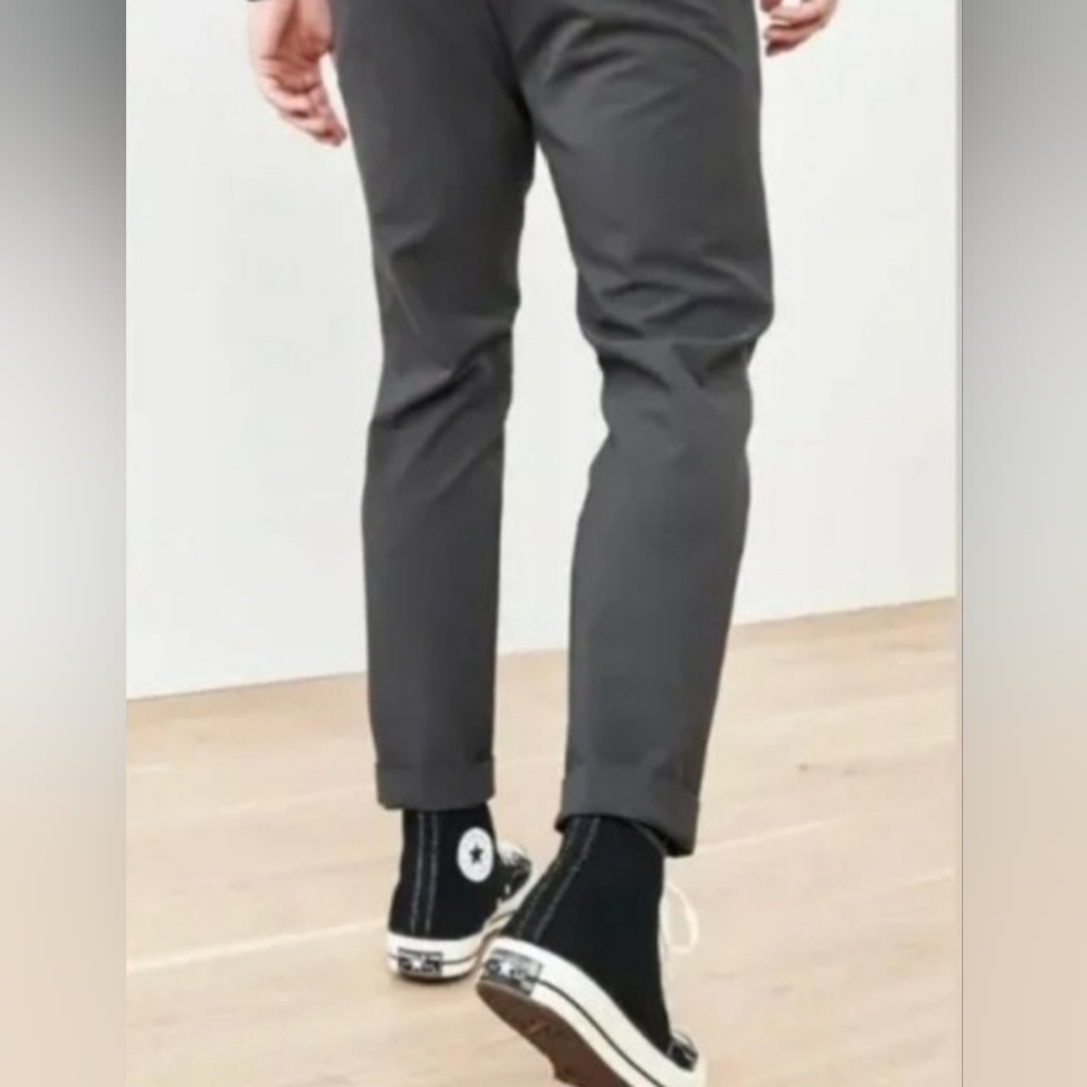 Quince's Recycled Comfort Tech Chino MEN'S (SlimFit) Charcoal Grey, 3M Reflectv.